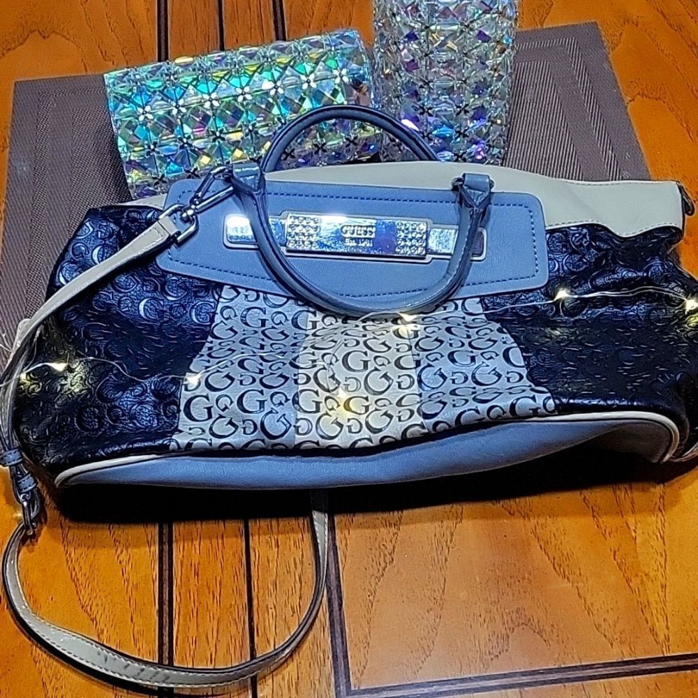 GUESS HANDBAG LOOK AT ALL PICTURES CAREFULLY